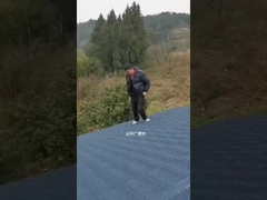 Μεταλλικά πλακάκια επικαλυμμένα με θραύσματα πέτρας